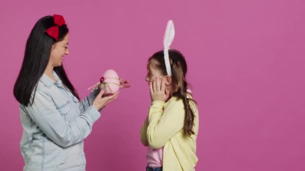 Preciosa Madre Sorprendiendo Hija Con Lindo Huevo Rosa Para Celebración — Vídeos de Stock