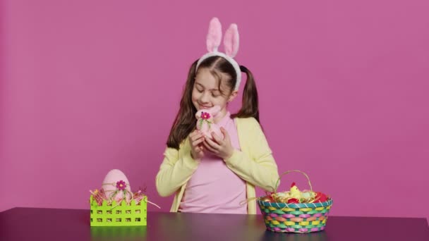 Menina Sorridente Alegre Abraçando Seu Brinquedo Coelho Recheado Ovo Sentindo — Vídeo de Stock
