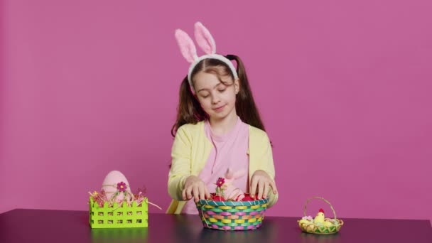 Ragazzina Assonnata Che Sbadiglia Mentre Organizza Uova Pasqua Decorazioni Festive — Video Stock