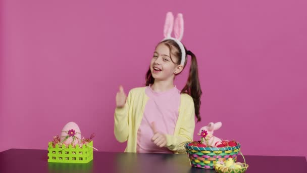 Šťastná Školačka Králičíma Ušima Ukazujícíma Palce Nahoru Nadšená Přípravy Velikonoční — Stock video