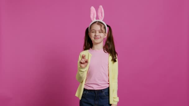 Urocza Słodka Dziewczyna Pozowanie Studio Kciukami Nadzieją Otrzymanie Prezentów Wielkanoc — Wideo stockowe