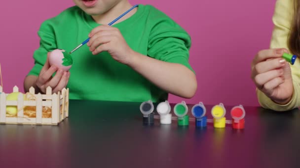 Счастливые Маленькие Дети Помощью Акварели Красок Раскрашивают Яйца Празднику Розовом — стоковое видео
