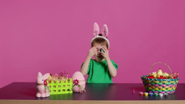 Uśmiechnięty Słodkie Dziecko Gra Podglądać Boo Gry Malowane Kolorowe Jaja — Wideo stockowe