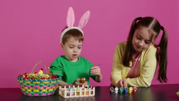 Niños Juguetones Pintando Huevos Usando Acuarelas Pinceles Adornos Para Colorear — Vídeo de stock