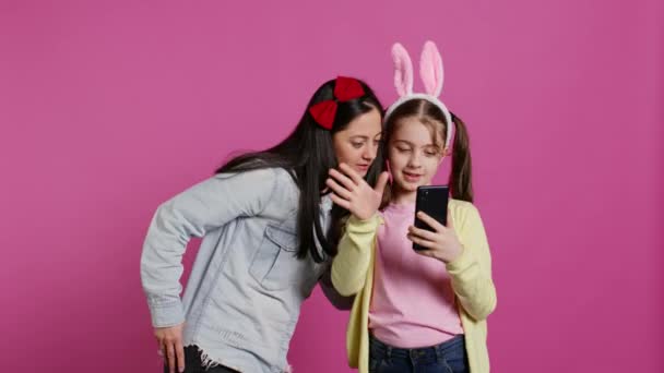 여학생과 그녀의 엄마는 스튜디오에서 회의에 이야기 웹캠에서 흔들고 가족과 귀여운 — 비디오