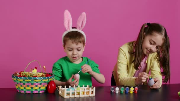 Gelukkig Kleine Kinderen Met Behulp Van Aquarel Postzegels Eieren Schilderen — Stockvideo