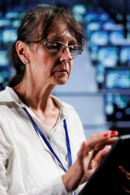 Tecrübeli telli adam bulut hesaplama iş kurtarma planı hazırlıyor, veri merkezinin enerji tüketimini bölümler arasında izliyor, sensörlerin ideal durumda olduğundan emin oluyor, yıllık disk kontrolü yapıyor.