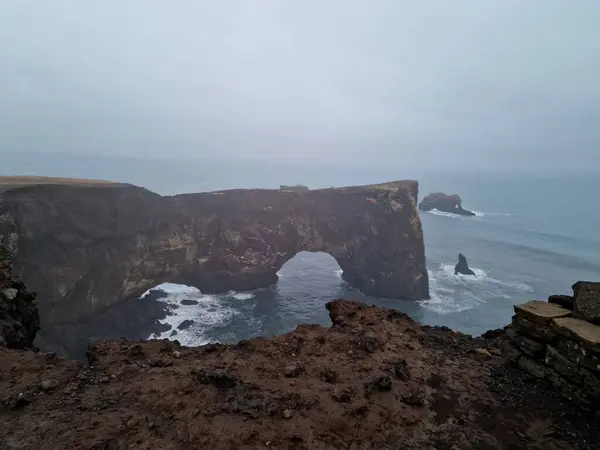 Felsiges Tor Der Halbinsel Küste Mit Isländischer Nebellandschaft Und Massiven — Stockfoto