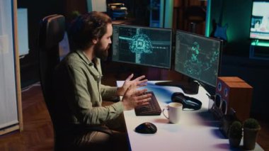 Sentient Ai bilgisayarın içinde insansı bir form kazanıyor, el sallıyor, yaratıcısını selamlıyor. Özerk ve tekilliğe ulaştıktan sonra yapay zeka programcısını selamlayan B kamerası.