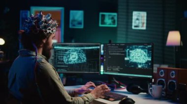 EEG kulaklıklı bir adam zihni sanal bilgisayar dünyasına aktarıp yapay zekayla bir olmasını sağlıyor. Transhumanist nörolojik teknolojiyi kullanarak B kamerasını aştı.