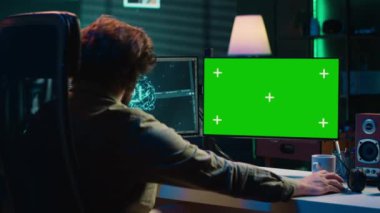 Yeşil ekran PC kullanarak yapay zeka algoritmasını güncelleyen programcı, onu duyarlı hale getiriyor. Bilgi işlem uzmanı, yapay zekanın farkında. Model bilgisayar, kamera A ile.