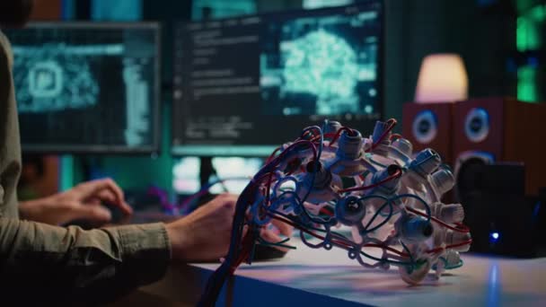 Ingenieur Setzt Eeg Headset Auf Verknüpft Gehirn Mit Cyberspace Führt — Stockvideo