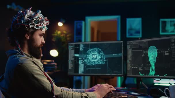 Desarrollador Con Auriculares Eeg Programación Transferencia Cerebral Mundo Virtual Computadora — Vídeo de stock