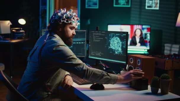工程师将脑电图耳机插入个人计算机 使用高科技软件将大脑传送到虚拟世界 男子把磁盘放在计算机上启动意识上传 摄像头B — 图库视频影像