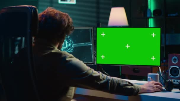 程序员使用绿色屏幕Pc更新人工智能算法 使其变得多愁善感 It专家编程自觉性人工智能与模拟计算机 相机A — 图库视频影像