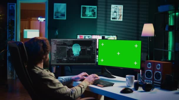 在绿色屏幕的个人电脑上 人们通过唤醒人工智能被问到存在性问题 从而获得了意识 在彩色密钥Pc 摄像头B上使用人工智能的It专业人员 — 图库视频影像