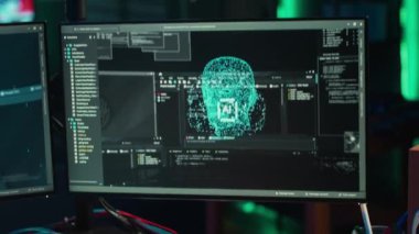 Beyin transferini bilgisayar sanal dünyasına programlamak için EEG kulaklığı olan geliştirici, yapay zeka ile bir oldu. Transhumanist, fiziksel sınırlamaları aşmak için nörobilim teknolojisi kullanıyor. Kamera yakın plan.