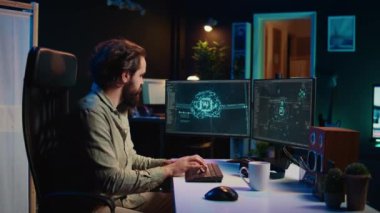 Adam yapay zeka tarafından sendeledi, bilinç kazandı, android oldu ve onu selamlamak için el salladı. Bilgisayar teknisyeni uyandırılan yapay zekaya şaşırdı.