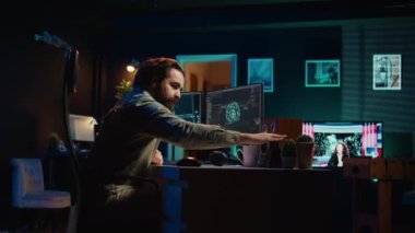 Bilimadamı, yapay zekayı duyarlı bir varlığa, karşılama yaratıcısına dönüştüren bir yazılım içeren diski PC 'ye yerleştiriyor. Bilgisayara fişek yerleştirme uzmanı, AGI androidi uyandırma, kamera B