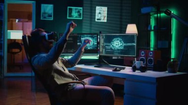 İnsan programlama işi için VR kulaklığı kullanıyor, yapay zekanın bilincinin gelişmesinden sonra korkuyor. Sanal gerçeklik ile bilgisayar üzerindeki görevleri çözen geliştirici, kendinden haberdar yapay zeka, kamera B
