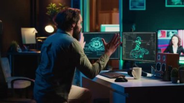 Programcı duygulu yapay zeka yaratıyor, yeni amirin önünde saygıyla eğiliyor. Çılgın bilgisayar bilimcisi kendinden emin yapay zekanın önünde saygı gösteriyor, kamera A