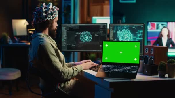 Ingeniero Con Auriculares Eeg Programación Transferencia Cerebro Mundo Virtual Computadora — Vídeo de stock