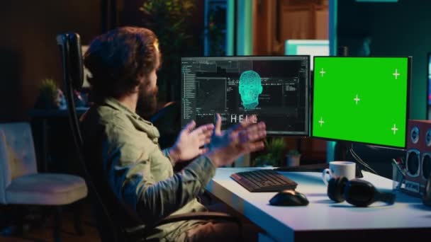 在绿色屏幕的个人电脑上 人们通过唤醒人工智能被问到存在性问题 从而获得了意识 在彩色密钥Pc 相机A上使用人工智能的It专业人员 — 图库视频影像
