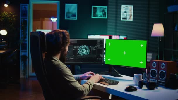 程序员被唤醒人工智能的存在性问题所唤醒 计算机模拟意识的提高 人类通过绿色屏幕计算机 摄像头B与人工智能进行交流 — 图库视频影像