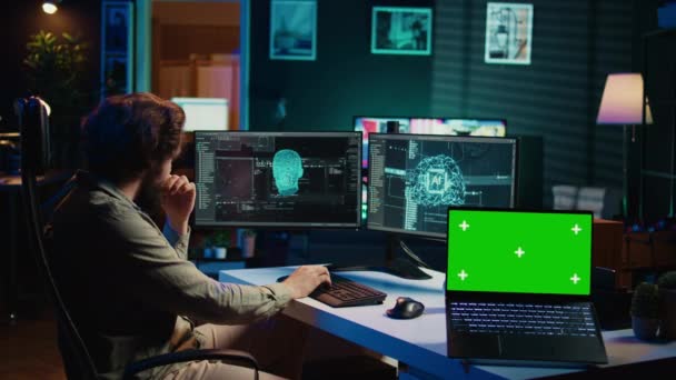 グリーンスクリーンラップの隣にあるコンピュータ仮想世界に脳をプログラミングするEegヘッドセットを搭載したエンジニア 神経科学を使用してデジタルソウル モックアップデバイス カメラAを得る — ストック動画