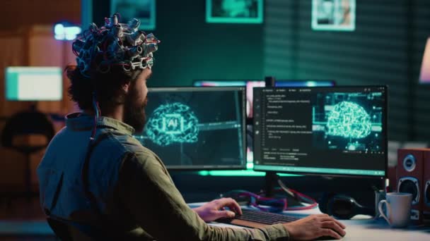 Людина Гарнітурою Eeg Написанні Коду Дозволяє Йому Перетворити Розум Комп — стокове відео