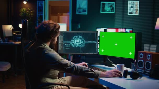 程序员使用绿色屏幕Pc更新人工智能算法 使其变得多愁善感 It专家编程自觉性人工智能与模拟计算机 摄像头B — 图库视频影像