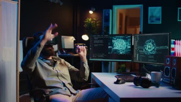 Experte Nutzt Virtual Reality Künstliche Intelligenz Sensibel Machen Und Lächelt — Stockvideo