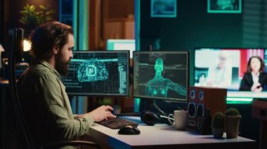 Hacker 'ın yüklediği duygulu yapay zeka diske evrildi ve bunu şeytani beyin planı için kullanmayı planlıyor. Düzenbaz programcı, zararlı yazılım virüslü yapay zeka robotunu kartuşun içine koyuyor. Kamera A