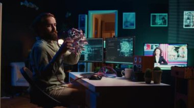 Bilgisayar bilimcisi EEG kulaklığı takıyor, zihin yükleme işlemini başlatıyor, biyonik güçler kazanmaya çalışıyor. Adam, bilincini siber uzaya aktarmak için yüksek teknolojili nörolojik ekipman kullanıyor. Kamera B