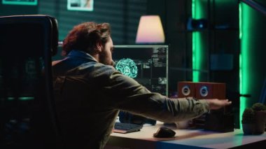 Gizli diski PC 'nin içine yerleştiren adam. Duyarlı yapay zeka el sallıyor, karşılama yaratıcısı. Bilimadamları gizli kartuşları bilgisayara yerleştiriyor, yapay zekanın farkında olarak uyanıyorlar, kamera A