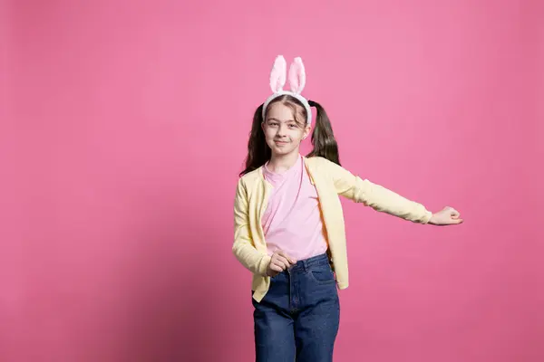 Gadis Kecil Yang Riang Bertindak Positif Dengan Telinga Kelinci Kamera — Stok Foto