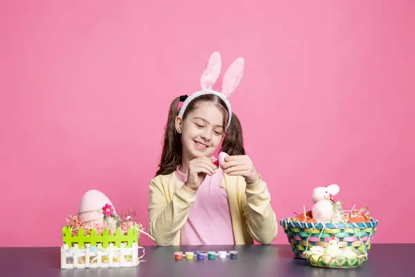 Χαριτωμένο Χαρούμενο Νήπιο Ζωγραφική Πασχαλινά Αυγά Ακουαρέλα Στο Στούντιο Διακόσμηση — Φωτογραφία Αρχείου