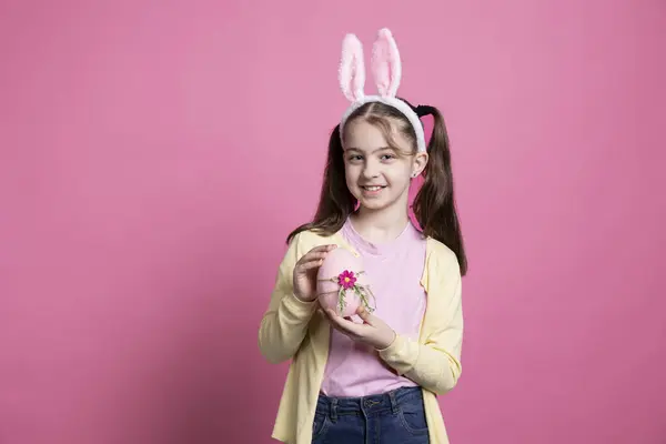 Urocza Mała Dziewczynka Króliczymi Uszami Pokazuje Duże Różowe Jajko Pozowanie — Zdjęcie stockowe