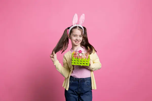 Criança Sorrindo Segurando Seus Arranjos Páscoa Com Ovos Coloridos Como — Fotografia de Stock
