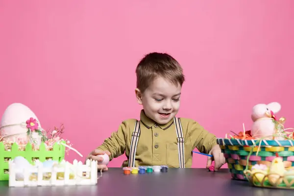 Glada Små Barn Med Akvareller För Att Måla Ägg Och — Stockfoto