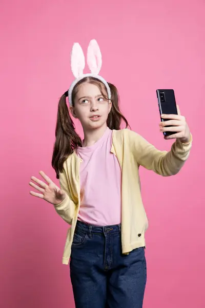 Confident Young Kid Uses Phone Network Meet Videocall Her School — Stock Photo, Image