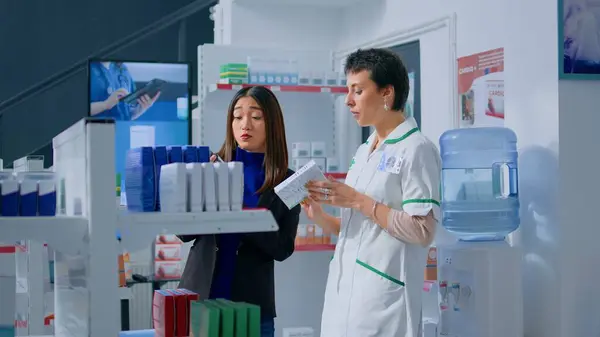 Shopper Chemist Shop Asking Pharmacy Employee Product Information Trying Find — Stock Photo, Image