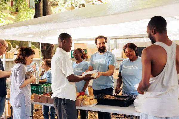 Ayudando Los Necesitados Voluntarios Compasivos Distribuyen Artículos Esenciales Centro Personas — Foto de Stock