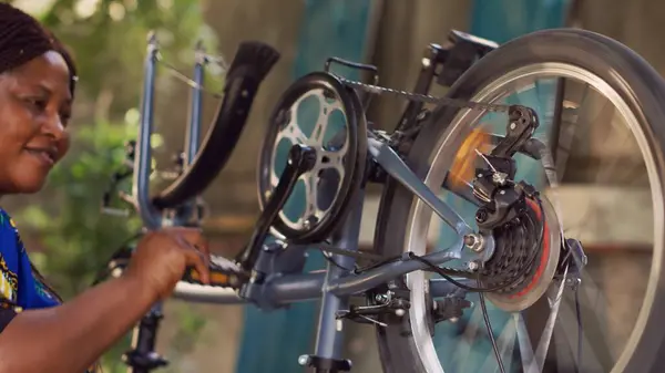 Spor Düşkünü Siyahi Bir Kadın Bahçesinde Bisiklet Parçaları Tutuyor Ayarlıyor — Stok fotoğraf