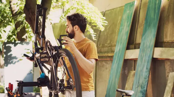Ciclista Masculino Caucasiano Consertando Sua Própria Bicicleta Quintal Fazendo Manutenção — Fotografia de Stock