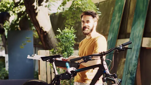 在家里院子里为自行车维修用的高加索男性探索工具箱的侧视图肖像 专心致志的年轻人 手握专业工具 修理及维修单车 — 图库照片