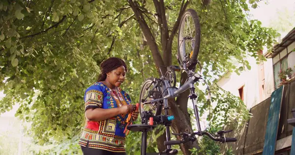 Young Healthy Black Woman Examining Professional Toolkit Repairing Bicycle Sporty — Stock Photo, Image
