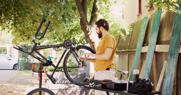 Ciclista Masculino Segurando Computador Pessoal Inspeciona Pedal Bicicleta Braço Manivela — Fotografia de Stock