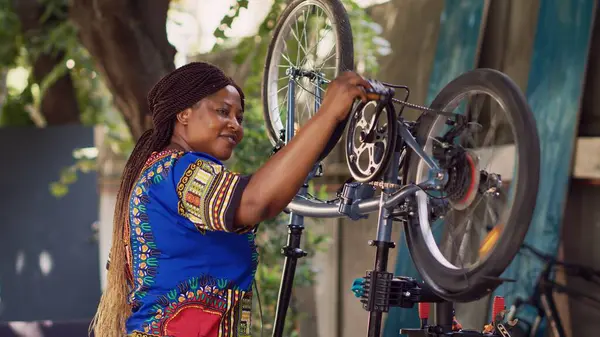 Afrika Kökenli Amerikalı Bir Kadın Yaz Tatilinde Rahat Bisiklet Sürebilmek — Stok fotoğraf