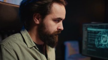 Yapay zeka makinesi öğrenme algoritmasını güncellerken karmaşık duyguları olan geliştirici. Yapay zekayı yükseltmek için IT uzmanı programlama, kamera B yüz ifadelerini kapatın